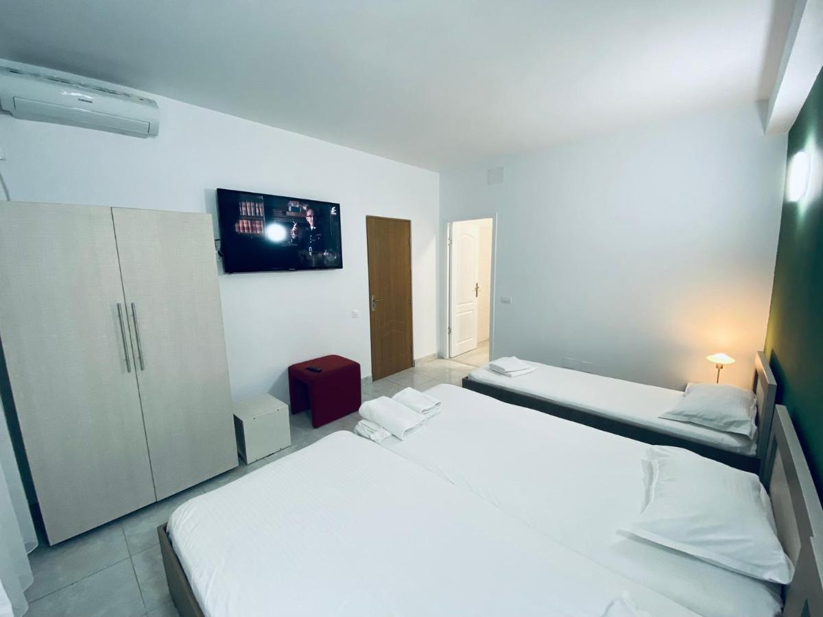 Royal Accommodation Bukares Bagian luar foto